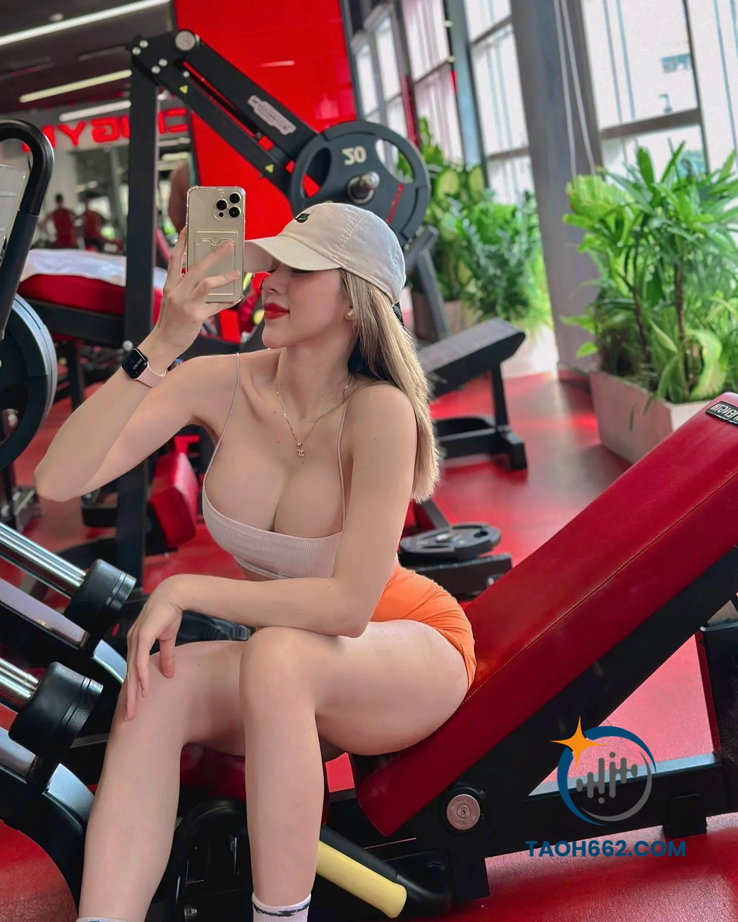 Hình gái tập gym mặc quần thun bó sát lộ mu to