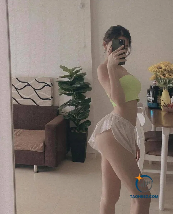 Ảnh Lê Bích Trâm nude mặc váy ngắn hở mông ngọt nước