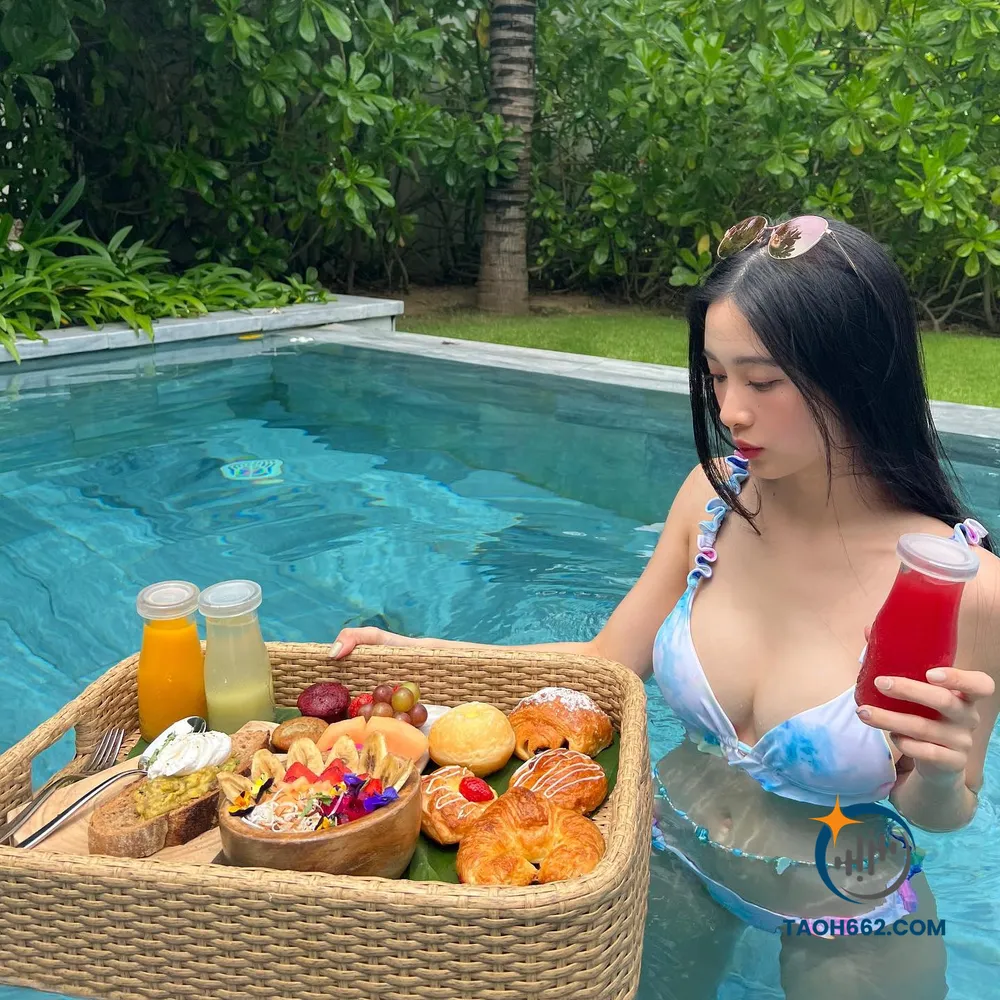 Jun Vũ mặc bikini 2