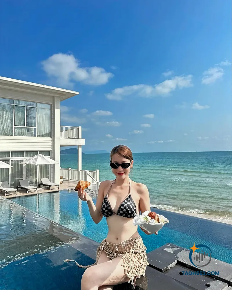 Puka mặc bikini