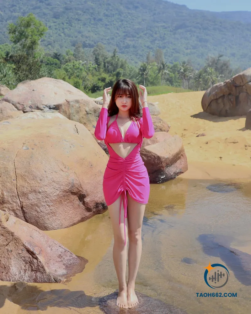 vu thi khanh huyen bikini 2