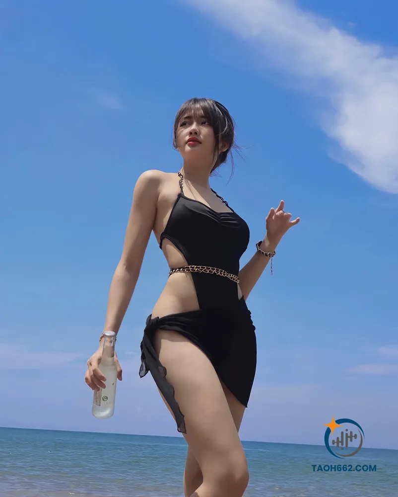 Vũ Thị Khánh Huyền bikini 2