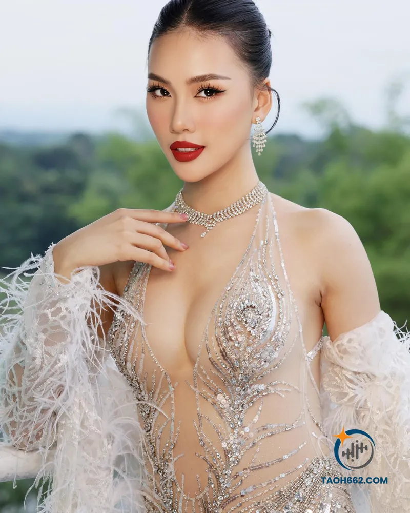 Hình Bùi Quỳnh Hoa sexy 4