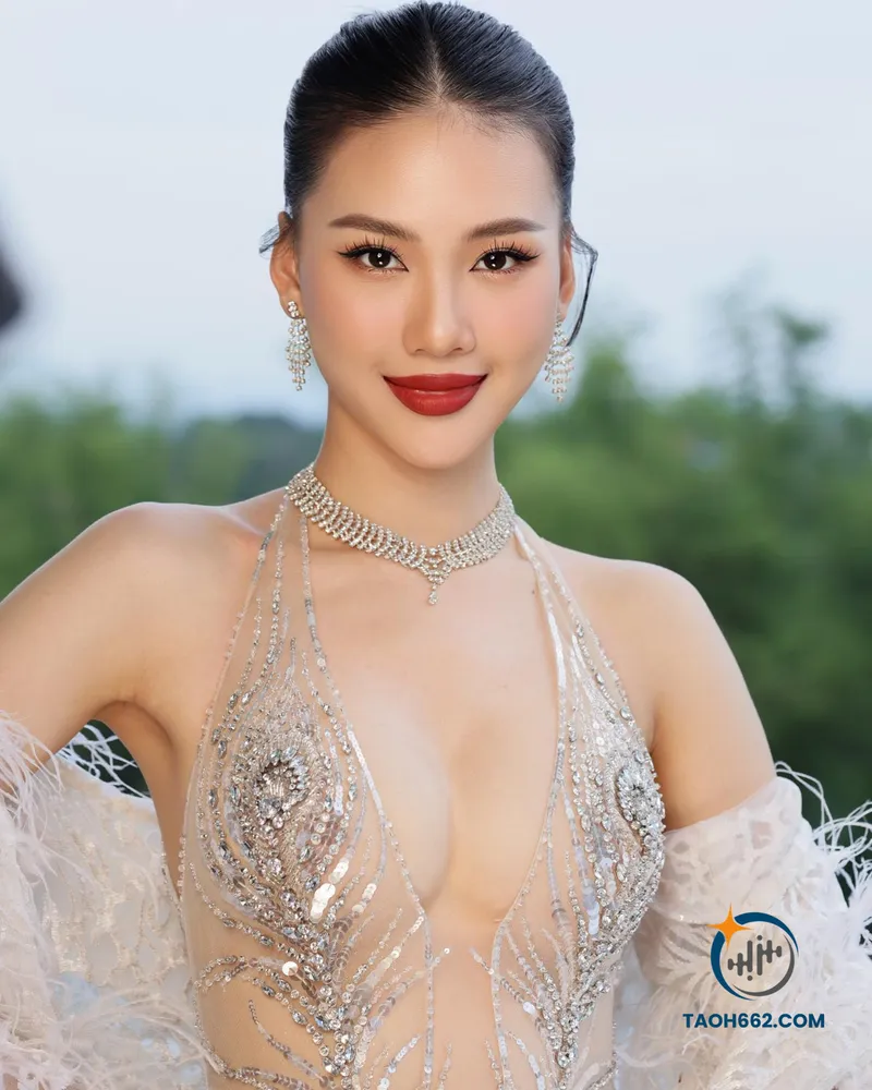 Hình Bùi Quỳnh Hoa sexy 3