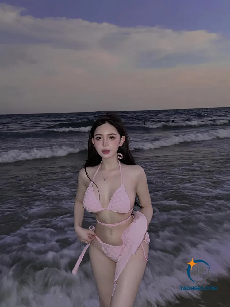 Trần Huyền Châu mặc bikini